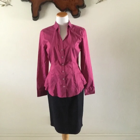 HP-7TH AVENUE- NEW YORK& CO.FITTED BUTTON DOWN TOP WITH DECORATIVE STONE BUTTONS - Picture 2 of 8